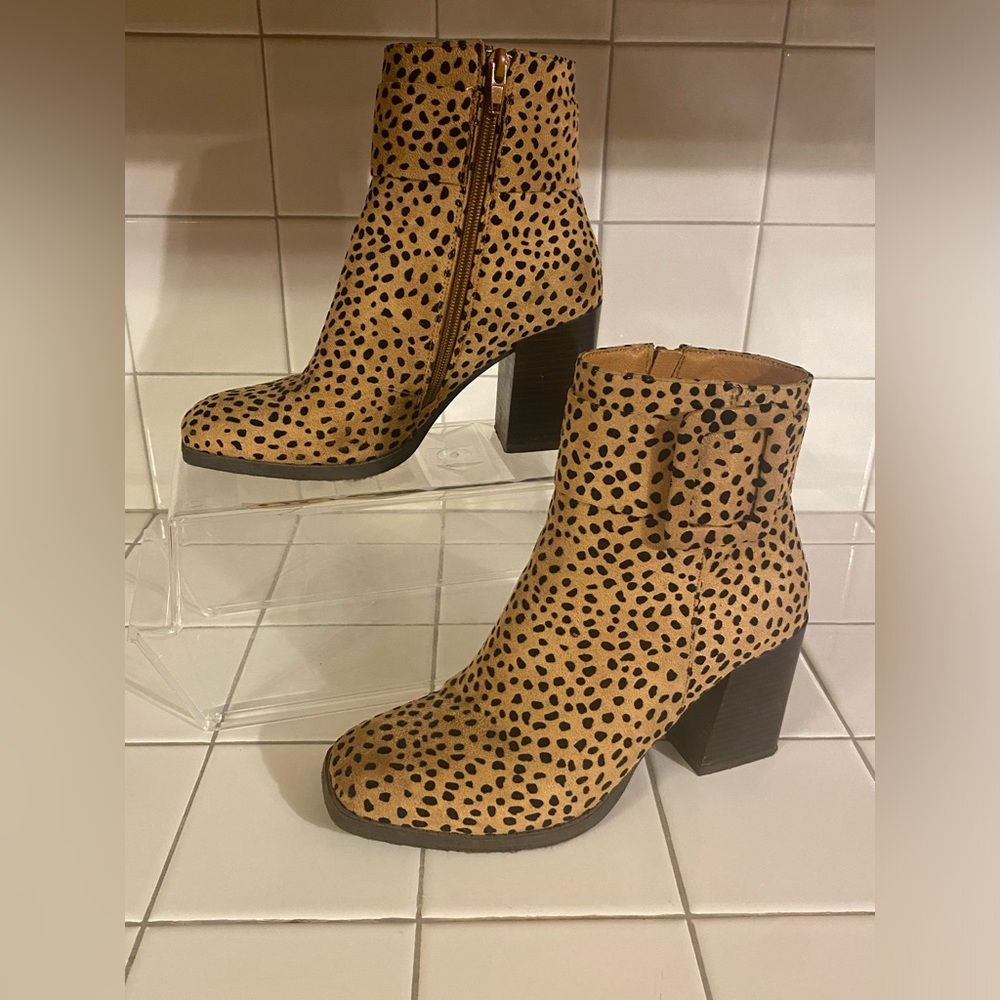 Pierre Dumas Leopard Cheetah Booties Ankle Boots Women's Size 6 Chunky Heel